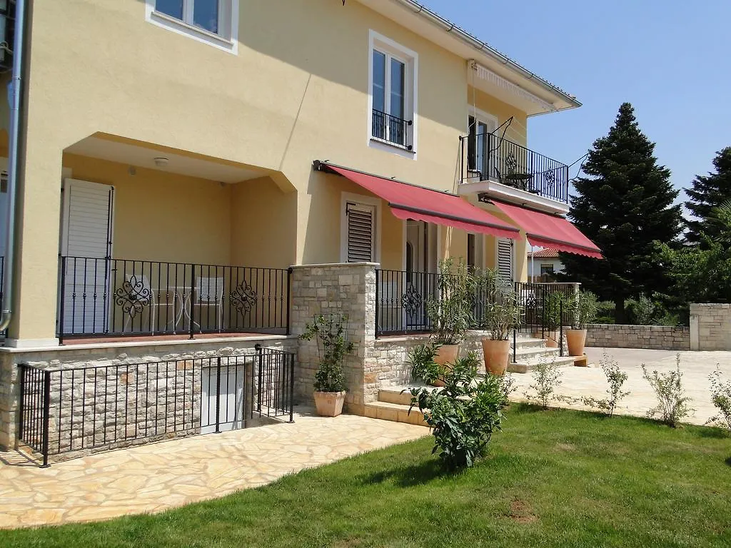 Apartments Villa Ela أوماغ