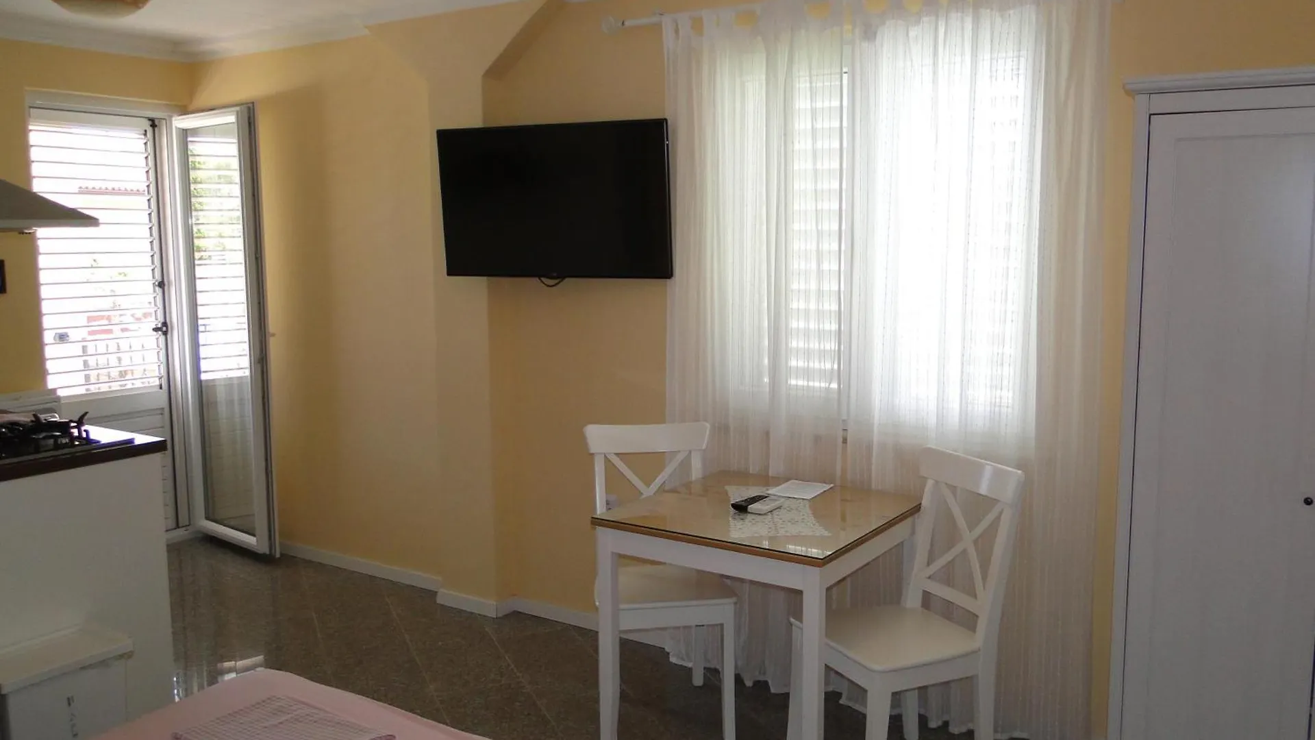Apartments Villa Ela أوماغ