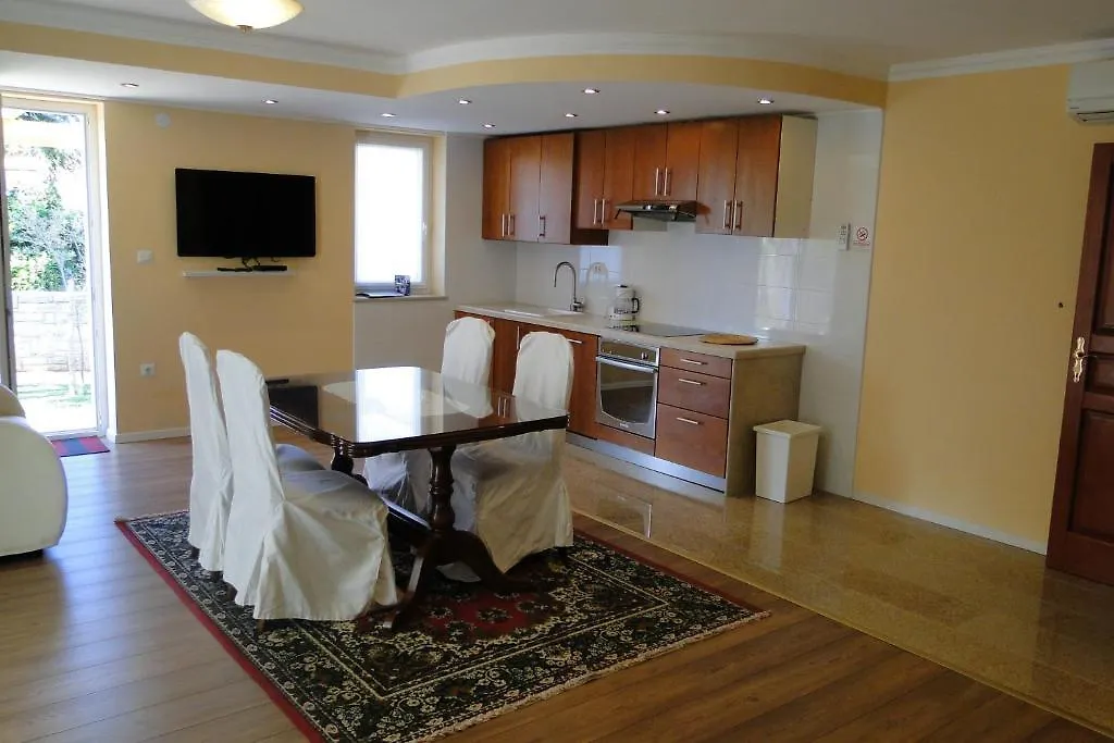 Apartments Villa Ela أوماغ