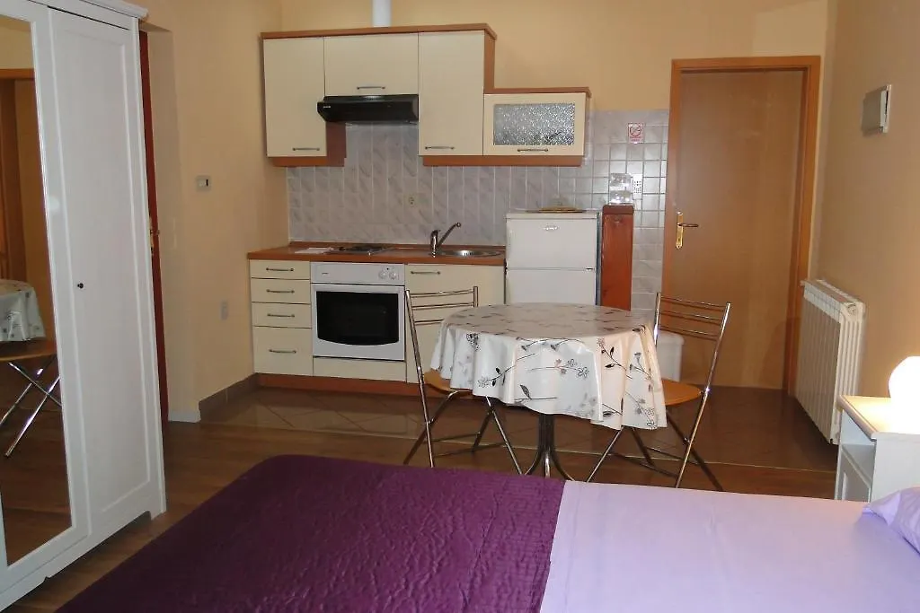 Apartments Villa Ela أوماغ